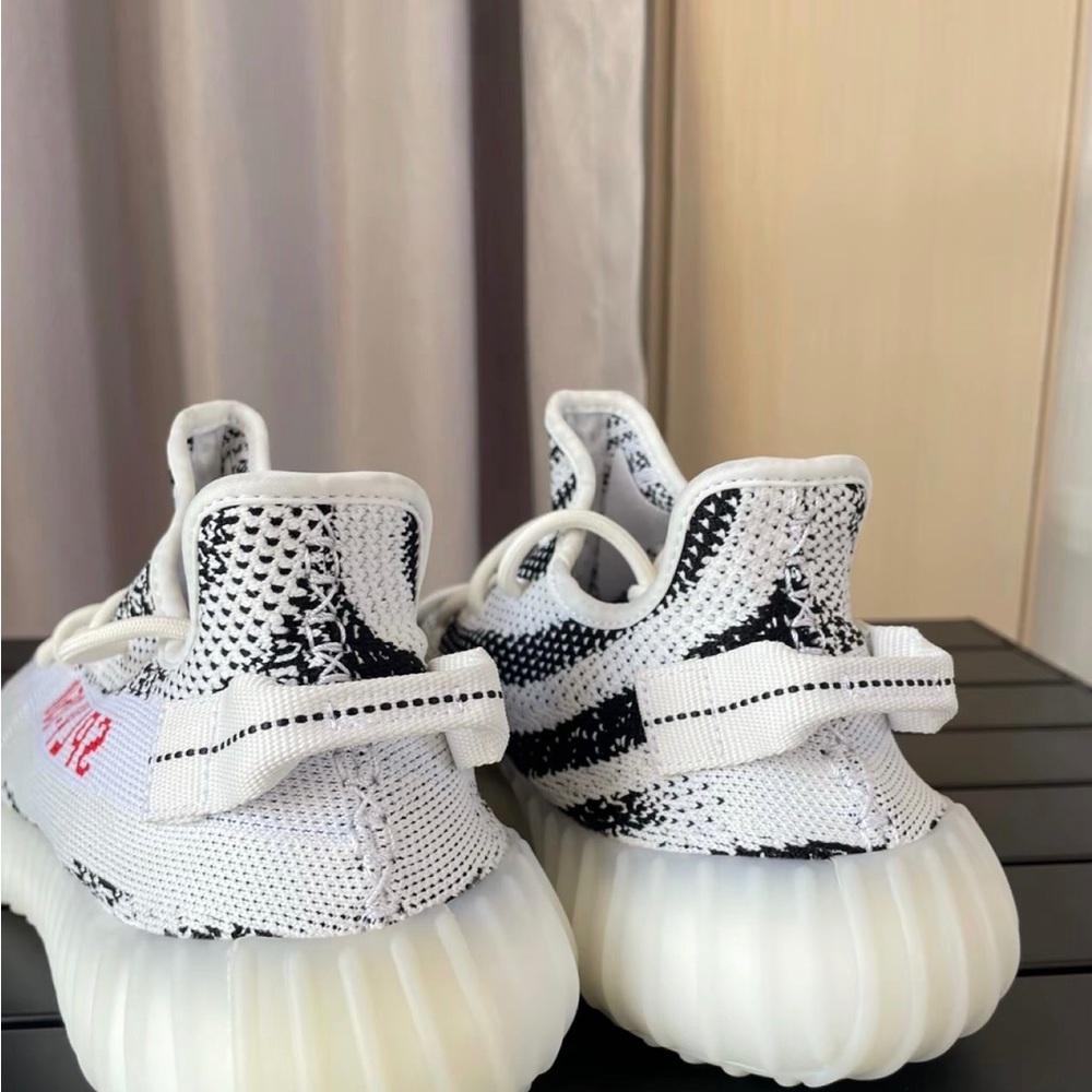 Yeezy Boost 350 V2 Zebra Sneakers - Picture 4 of 7